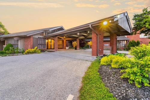 Stratford Hotel | Pet-Friendly Getaway at Quality Inn & Conference Centre