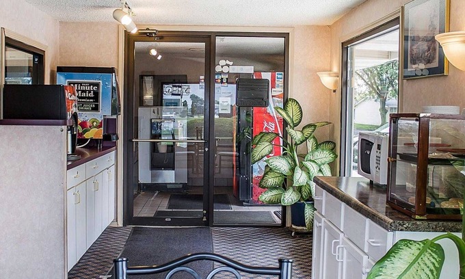 Findlay Hotel | Budget-Friendly Comfort at Rodeway Inn Findlay