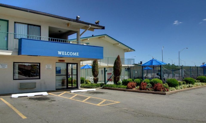 Fort Smith Hotel | Pet-Friendly Retreat at Rodeway Inn Fort Smith I-40