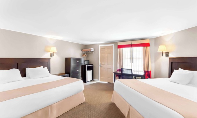 Gorham Hotel | Comfortable Rodeway Inn with Pool, Spa and Breakfast Included
