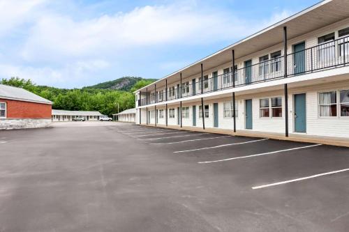 Gorham Hotel | Comfortable Stay at Rodeway Inn with Pool and Hot Tub