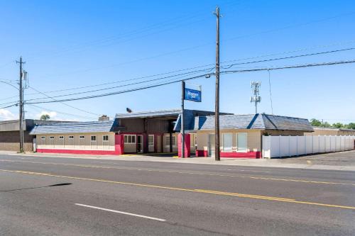 Hermiston Hotel | Budget-Friendly Rodeway Inn Hermiston - Pet & Family Options
