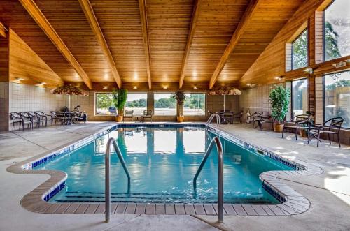 Hesston Hotel | Rodeway Inn: Pet-Friendly Retreat with Oceanfront Views