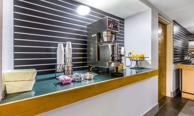 Knoxville Hotel | Budget-Friendly Rodeway Inn with Restaurant & Family Amenities