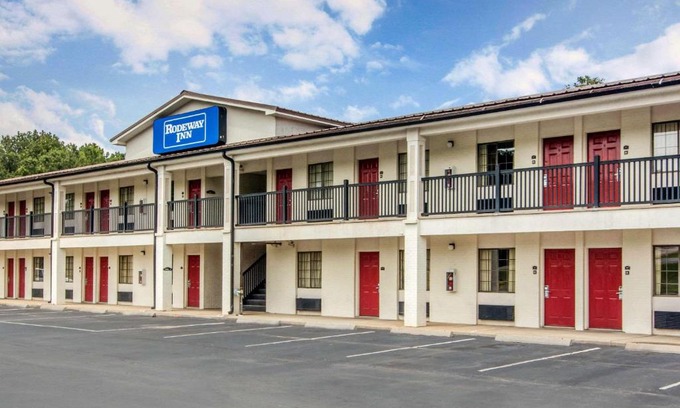 LaGrange Hotel | Comfortable Stay at Rodeway Inn with Pool & Pet-Friendly