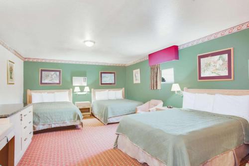 Memphis Hotel | Inviting Stay at Travelodge by Wyndham Memphis with Pool