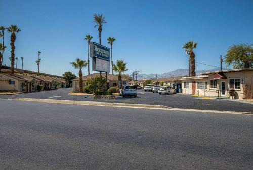 Indio Hotel | Pet-Friendly Rodeway Inn with Pool Near Coachella