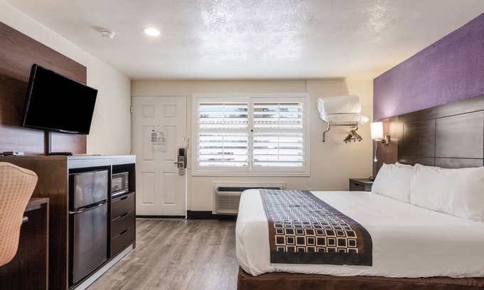 Munras Avenue Hotel | Convenient Inn Near Downtown Monterey with Family Amenities