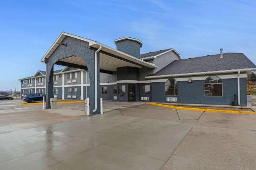 Red Oak Hotel | Pet-Friendly Rodeway Inn with Family Amenities Await You