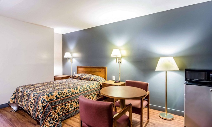 North Chesterfield Hotel | Convenient Rodeway Inn North Chesterfield with Breakfast