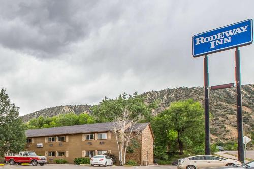 Glenwood Springs Hotel | Pet-Friendly Stays at Rodeway Inn - Family Friendly Comfort