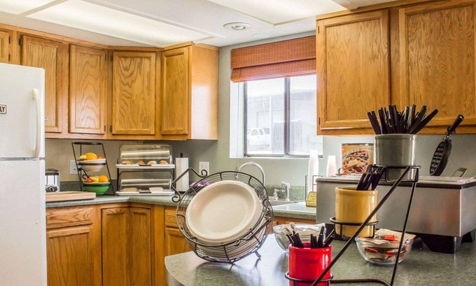 Snowflake Hotel | Eco-Friendly Retreat at Rodeway Inn Silver Creek Inn