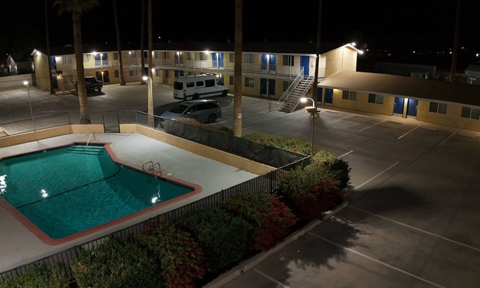 Blythe Hotel | Budget-Friendly Rodeway Inn & Suites Blythe I-10 with Pool
