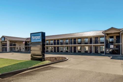 East Dublin Hotel | Pet-Friendly Rodeway Inn & Suites with Family Amenities