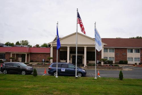 East Windsor Hotel | Comfortable Stay at Rodeway Inn & Suites with Great Amenities