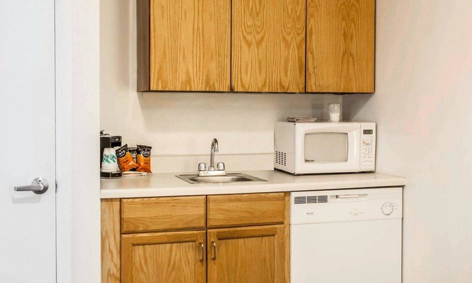 Omak Hotel | Relax at Rodeway Inn & Suites Omak with Spa and Breakfast