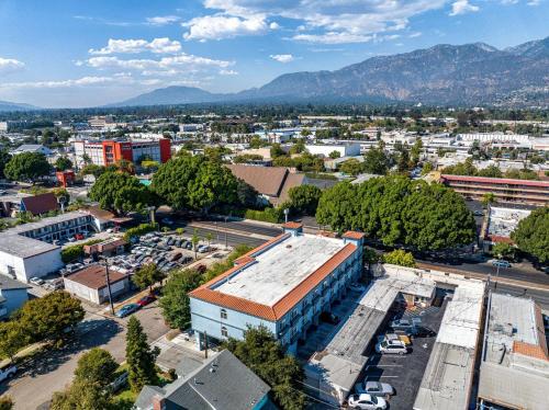 Lamanda Park Hotel | Comfortable Rodeway Inn & Suites Pasadena for Family Stays