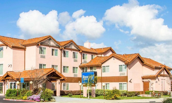 Hayward Hotel | Discover Comfort at Rodeway Inn & Suites for Every Family