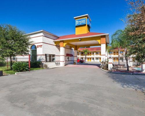 FM 1960 Hotel | Budget-Friendly Rodeway Inn & Suites with Pool Access