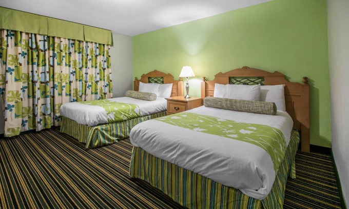 Cypress Gardens Hotel | Pet-Friendly Rodeway Inn & Suites by Chain of Lakes