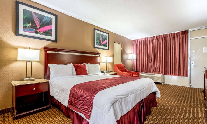 Bushnell Hotel | Budget-Friendly Comfort at Rodeway Inn with Pool & Breakfast