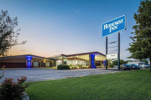 Georgetown Hotel | Budget-Friendly Rodeway Inn: Pet Friendly with Breakfast