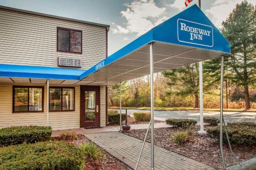 Groton Hotel | Comfortable Stay at Rodeway Inn with Family-Friendly Amenities