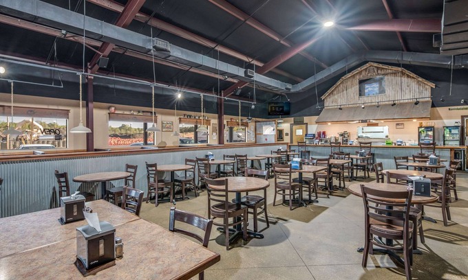 Gurdon Hotel | Budget-Friendly Rodeway Inn with Restaurant and Breakfast
