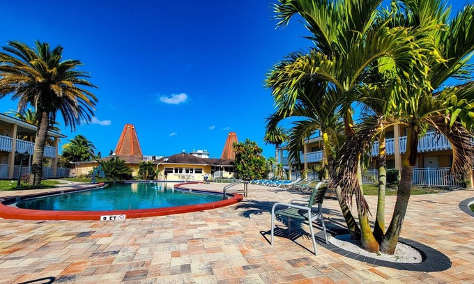 Holiday Hotel | Budget-Friendly Holiday Hotel with Pool and Spa Amenities