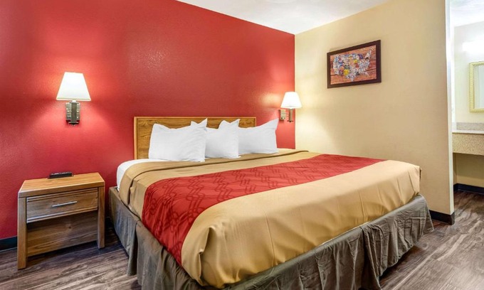Octa Hotel | Pet-Friendly Rodeway Inn with Kitchen & Hot Tub Amenities