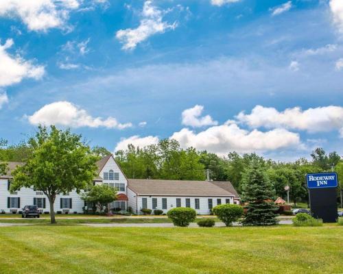 Lakeville Hotel | Cozy Rodeway Inn: Pet-Friendly Stay with Breakfast Included