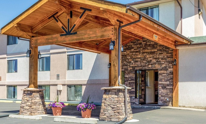 Leadville Hotel | Relax at Rodeway Inn with Pool, Spa & Family-Friendly Perks