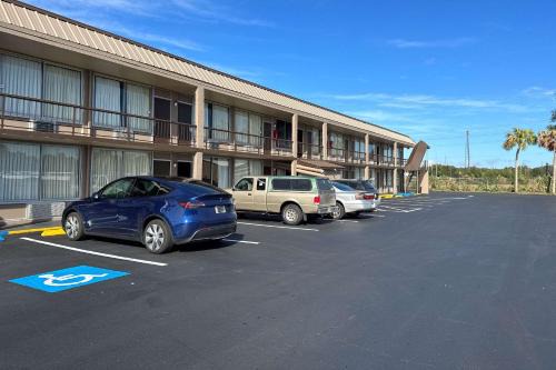 Bushnell Hotel | Convenient Rodeway Inn: Pet-Friendly with Pool Access