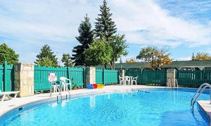 Madison Heights Hotel | Budget-Friendly Stay at Rodeway Inn with Pool and Breakfast