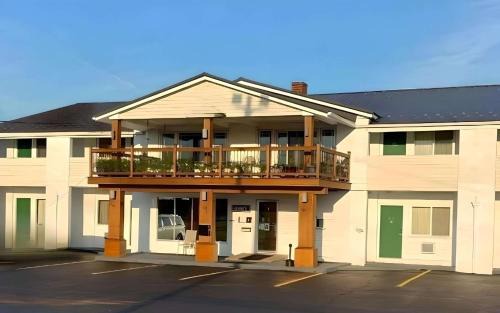 Manchester Hotel | Pet-Friendly Retreat at Rodeway Inn with Family Amenities