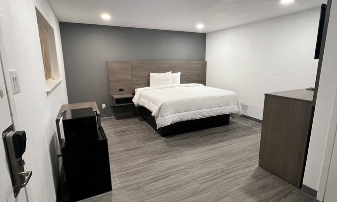 Mineola Hotel | Budget-Friendly Stay at Rodeway Inn with Family Amenities
