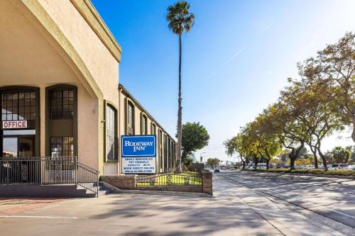Santa Ana Hotel | Pet-Friendly Rodeway Inn with Pool & Family Amenities