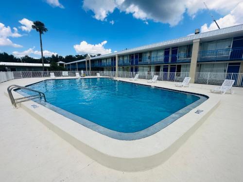 Silver Springs Hotel | Pet-Friendly Rodeway Inn: Ideal for Families & Wheelchair Access