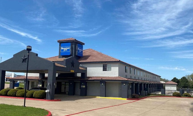 Stephenville Hotel | Pet-Friendly Rodeway Inn with Hot Tub & Family Amenities