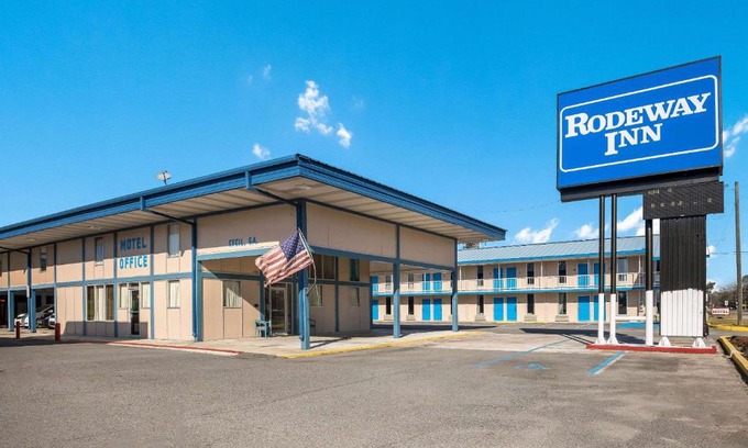 Cecil Hotel | Pet-Friendly Rodeway Inn: Ideal for Families and Accessibility