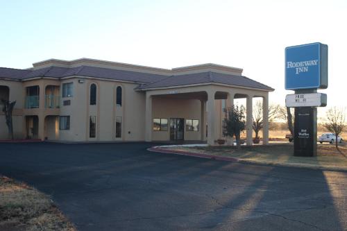 Tucumcari Hotel | Rodeway Inn: Pet-Friendly Stay with Great Amenities