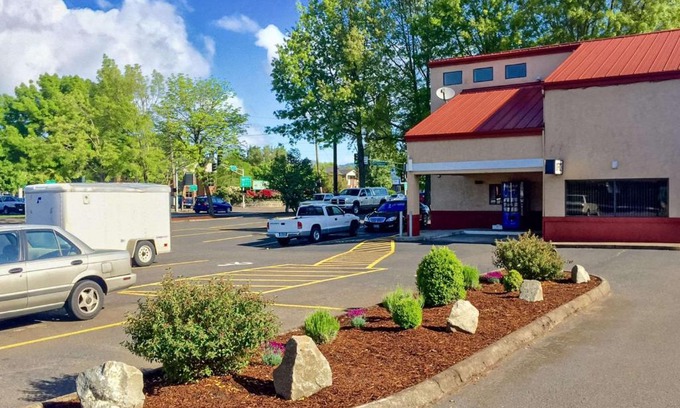 Corvallis Hotel | Pet-Friendly Retreat at Rodeway Inn Willamette River