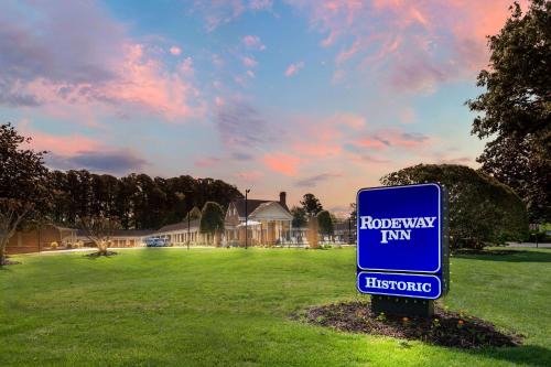 Williamsburg Hotel | Historic Rodeway Inn: Family-Friendly with Pool Access