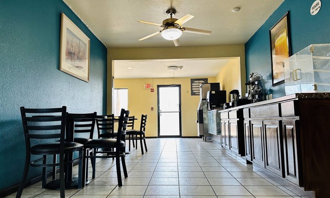 Winslow Hotel | Convenient Rodeway Inn Winslow I-40 with Kitchen Amenities