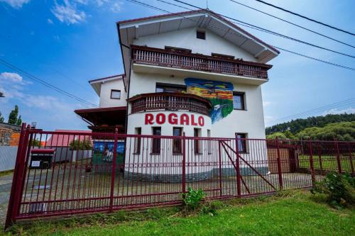 Mengusovce House | Family-Friendly Rogalo Guesthouse with Pool & Kids' Amenities
