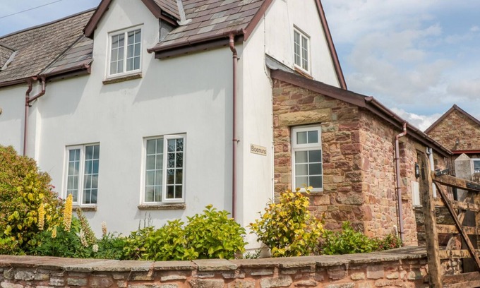 Lydney Cottage | RODLEY MANOR COTTAGE, BLOEMUNS, character holiday cottage in Lydney