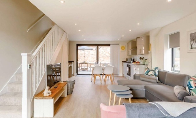 Bishampton Cottage | Roe Cottage: Accessible 2-Bed Retreat with Spa & Hot Tub