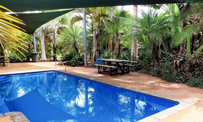 Roebuck Hotel | Cozy Roebuck Plains Roadhouse with Pool and Breakfast