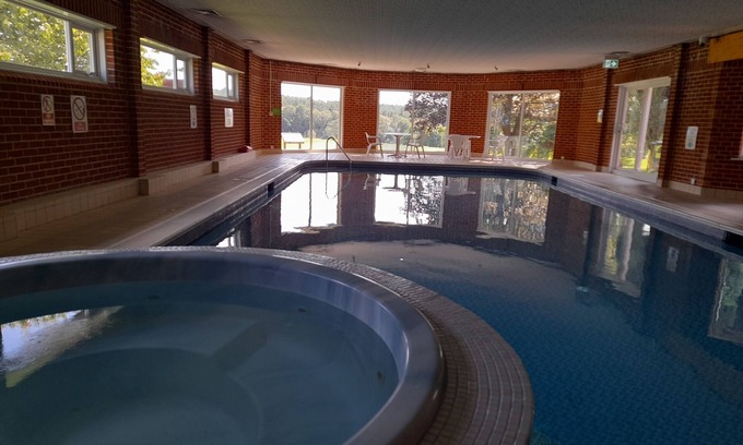 Staplefield Hotel | Premier Roffey Park Institute with Spa and Pool Amenities