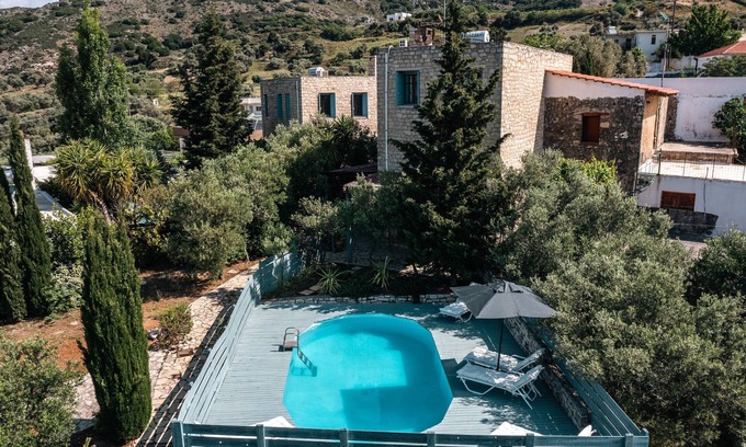 Lampini Villa | Rogalida Villa: Serene Getaway with Pool & Pet-Friendly